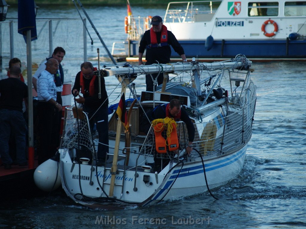 Motor Segelboot mit Motorschaden trieb gegen Alte Liebe bei Koeln Rodenkirchen P144.JPG